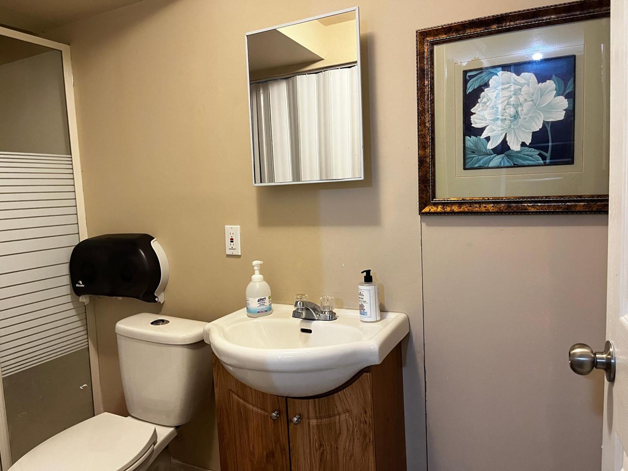 Beautiful Room Close Airport! カルガリー エクステリア 写真